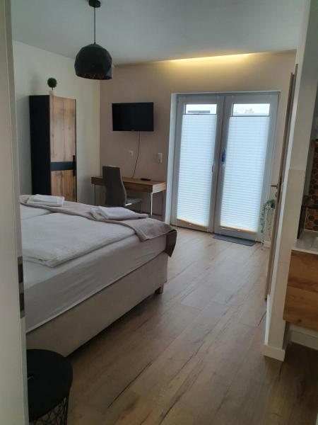 Zimmer-Vermietung neben der Median-Klinik, Забронировать  Отели Мекленбург-Померания с парковкой, Парковка