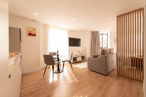 ALAIA ROOMS, Apartamentos Turísticos 0003, Забронировать  Логроньо Ла-Риоха, рядом с Винодельня Bodegas Franco Espanolas