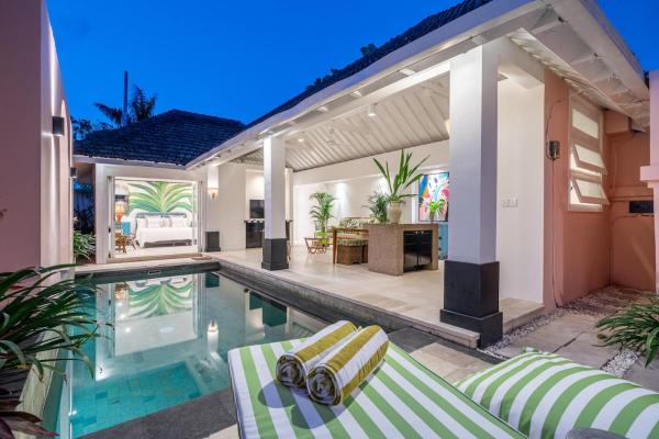 Ocean Two 1BR Villa Honeymoon Seminyak, Забронировать  Отели провинции Бали с парковкой, Парковка