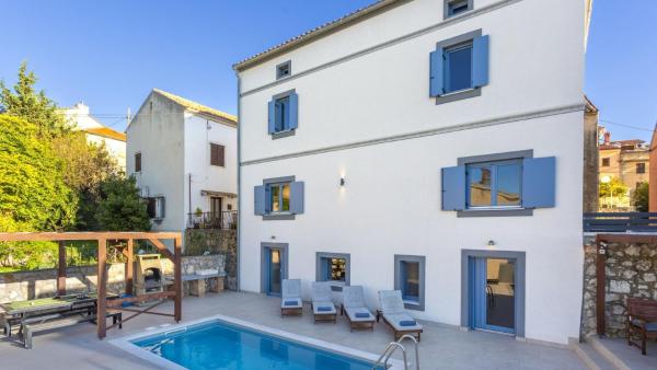 Villa Castel Muschio by Villas Guide, Забронировать  Отели Омишаль с парковкой, Парковка