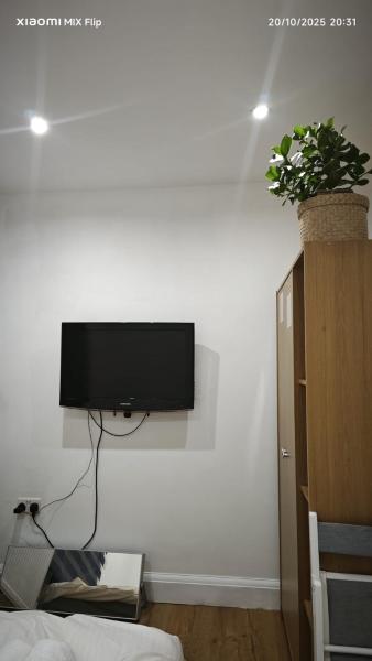 Private guest suite inside a family home with own entrance, kitchen, and bathroom, Забронировать  Отели Котсуолда с парковкой, Парковка