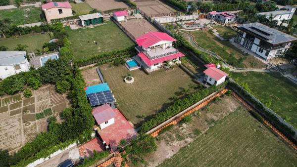 Farm House Noida 135, Забронировать  Отели штата Уттар-Прадеша с бассейном, Бассейн