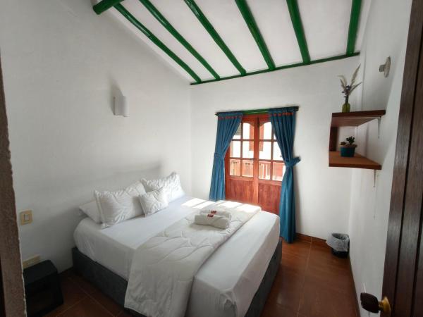 Roomii Hostel, Забронировать  Вилья-де-Лейва Бойяка, рядом с Главная площадь Вилья-де-Лейвы