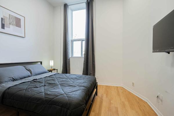 Fabulous Studio with FREE Parking near Montreal Downtown, Забронировать  Монреаль Квебек