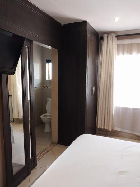 Nomanini Guesthouse, Забронировать  Мбомбела Мпумаланга, рядом с Mediclinic Nelspruit