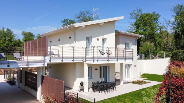 Villa Gardenia - lake view & private pool, Забронировать  Отели Паденге-суль-Гарды с парковкой, Парковка