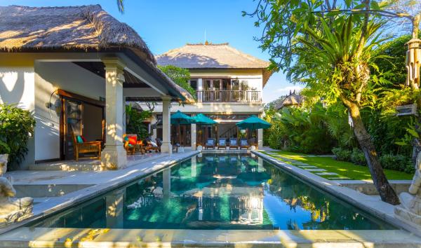 4-Bedroom Villa - Large swimming pool - Ideal place for friends and families, Забронировать  Отели провинции Бали с парковкой, Парковка