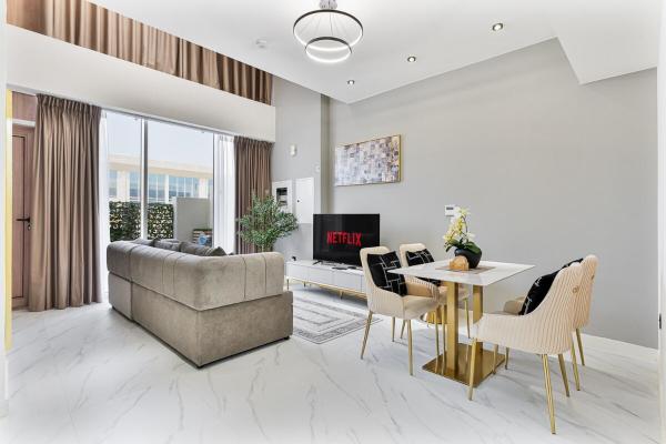 Stylish 1BR Villa near Global Village and Golf Clubs, Забронировать  Отели Дубая с бассейном, Бассейн