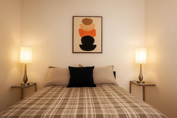 Downtown Private Room & Workspace Metros Sherbrooke & Berri! Fast Wifi, Забронировать  Монреаль Квебек, рядом с Montreal City Hall