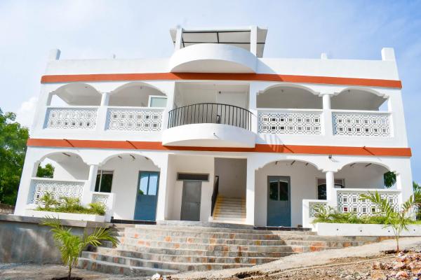 Mangrove Sunset Villa, Забронировать  Отели Mombasa North Coast с парковкой, Парковка