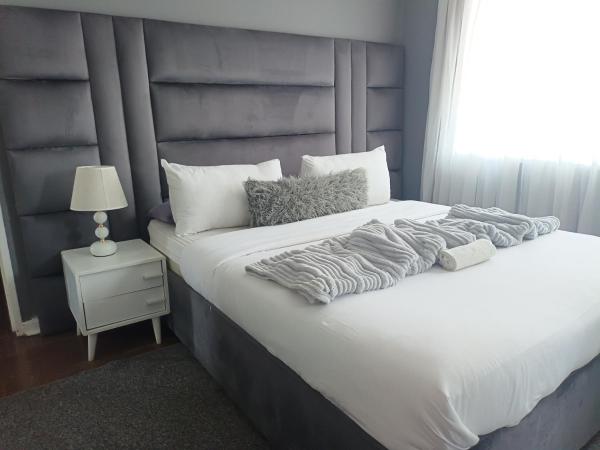 KHAHILIGI Guest House, Забронировать  Рудепурт Гаутенг, рядом с Westgate Shopping Centre