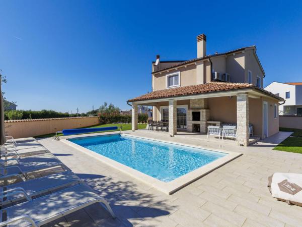 Villa Magica by Interhome, Забронировать  Отели Лоборика с парковкой, Парковка