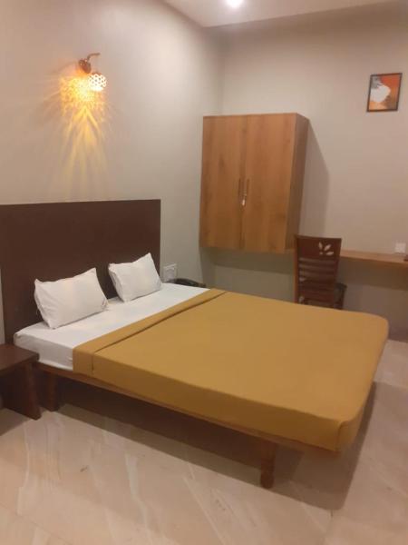 Hotel Sudarsh Deluxe, Забронировать  Сатара 