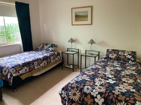 FAMILY Home Stay on High Room 1 Queen Bed and Room 2 King Bed OR Two Single Beds, Забронировать  Суон-Хилл 