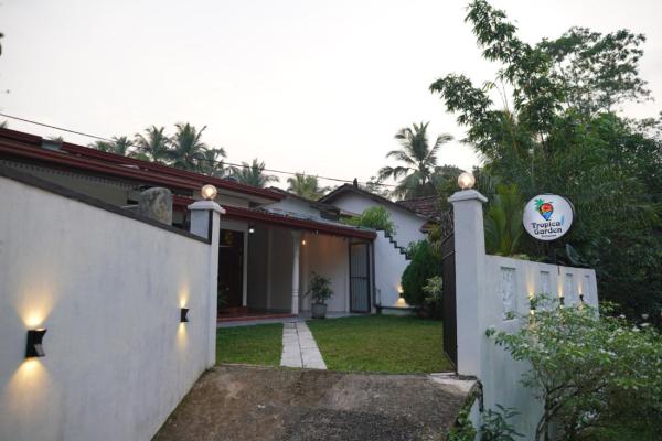 Tropical Garden, Забронировать  Отели Округа Галле с парковкой, Парковка