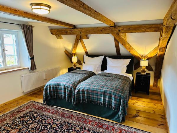KURFÜRSTLICHES JÄGERHAUS - by "Schloss Gessenberg" - luxurious vacation home with mountain views, suitable for families and friends, Забронировать  Отели Райт-им-Винкль с парковкой, Парковка
