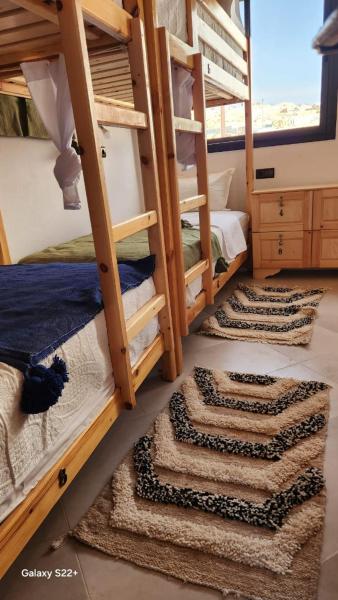 Rock Surf Hostel Taghazout, Забронировать  Отели Тагазут с парковкой, Парковка