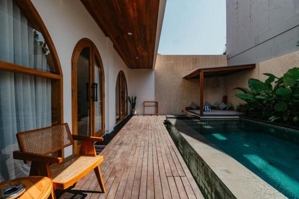 Villa Bens Luxury - 3BR Villa in Kerobokan, Забронировать  Отели провинции Бали с парковкой, Парковка