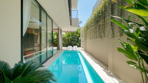 Loona Palm Villa Seseh by Villa Finder, Забронировать  Отели провинции Бали с парковкой, Парковка