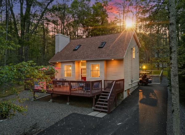 Pocono Lake Escape, includes Golf Cart, Firepit, Забронировать  Поконо-Лейк Monroe County