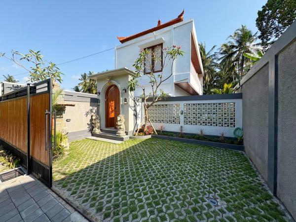 Tri Aura Villa - Jungle View 3 Bedroom in Ubud, Забронировать  Отели провинции Бали с парковкой, Парковка