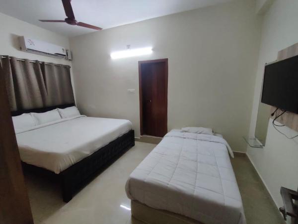 PARADISE HOMESTAY Behind Srinivasam Complex TTD Ticket Counter Near BusStand And Railway Station, Забронировать  Отели Тирупати с парковкой, Парковка