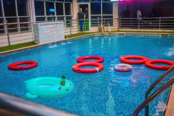 D&G Hotels & Suites, Забронировать  Отели Agege с парковкой, Парковка