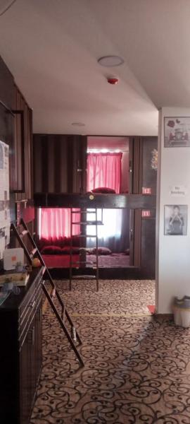 Petra sharing room, Забронировать  Отели Вади Муса с парковкой, рядом с Древний город Петра, Парковка