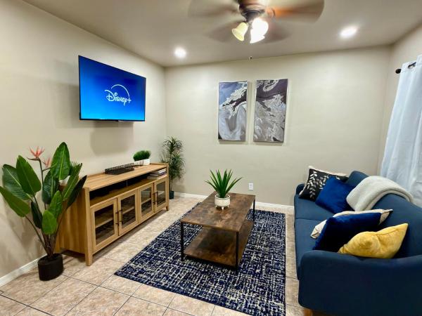 La Casa Contenta - Stylish Casita Near Downtown, Fort Bliss and Hospitals, Забронировать  Эль-Пасо штат Техас, рядом с El Paso LTAC Hospital