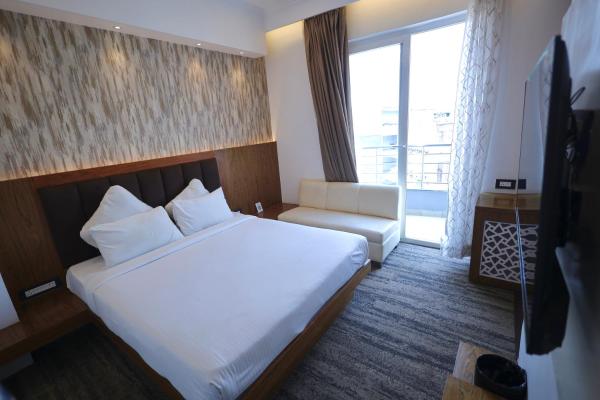 Hotel Kashi Pride, Забронировать  Отели штата Махараштры с парковкой, Парковка