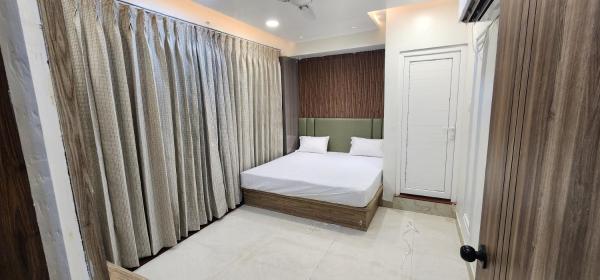 Neel Inn, Забронировать  Отели штата Уттар-Прадеша с парковкой, Парковка