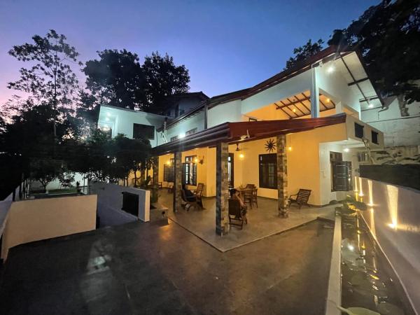 Villa Vihans, Забронировать  Отели Велигама с парковкой, Парковка