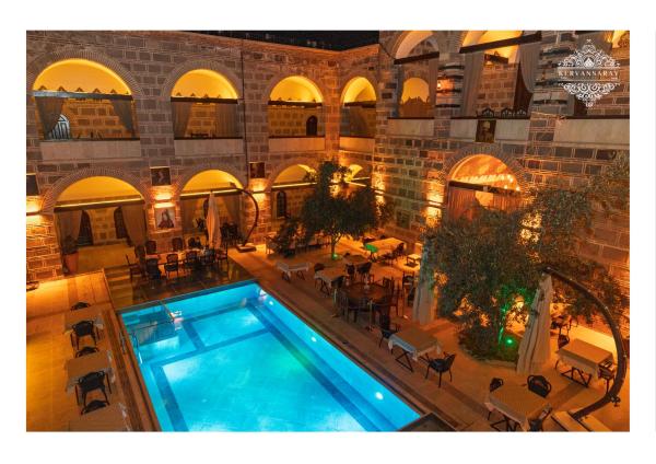Kervansaray Antique Hotel, Забронировать  Отели Чешме с парковкой, рядом с Замок Чешме, Парковка