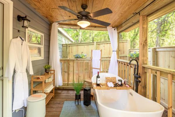 The Small Modern Villa Outdoor Tub-Unit B, Забронировать  Мадисон штат Алабама