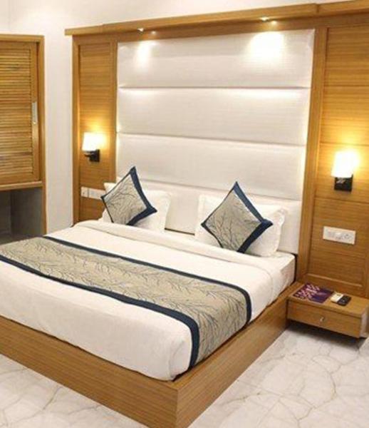 The Cozy Couple Villa DHA, Забронировать  Отели Карачи с парковкой, Парковка
