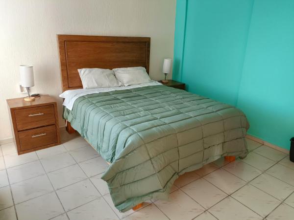 Jardin 85 Hostel, Забронировать  Отели Морелия с парковкой, рядом с Guadalupe Sanctuary, Парковка