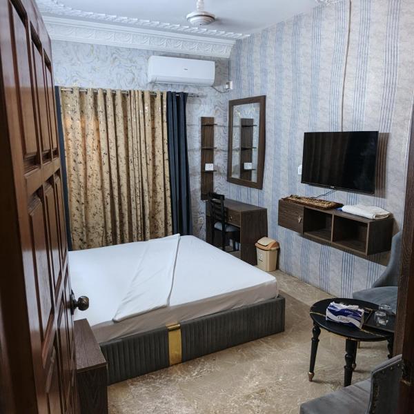 The Red Tree III Premium Guest House, Забронировать  Отели Карачи с парковкой, Парковка