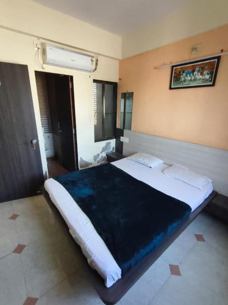 Hotel shivalay, Забронировать  Отели штата Махараштры с парковкой, Парковка