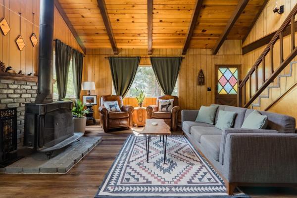 Hidden Pines Cabin - Nearby Snow & Play, Забронировать  Аэропорт Биг-Беар-Сити Калифорния