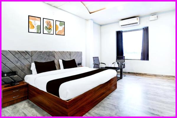 Hotel New Hometown Premium Near Jagannath Temple, Забронировать  Отели Катманду с парковкой, рядом с National Stadium, Парковка