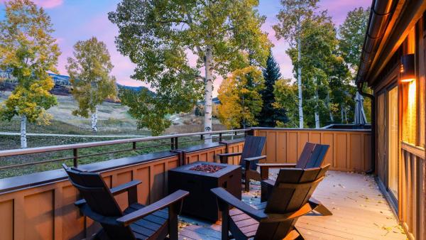 Steps from Snowmass Village Fireplace Firepit Mountain Views Aspen Glow Retreat by AvantStay, Забронировать  Сноумасс-Виллидж Горнолыжный курорт Аспен-Сноумас, рядом с Two Creeks