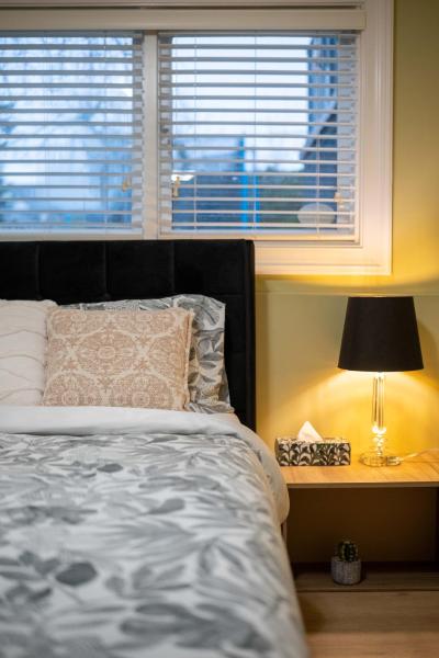 2BR Trafalgar Retreat near UBC & Pacific Spirit, Забронировать  Отели Lower Mainland British Columbia с парковкой, Парковка