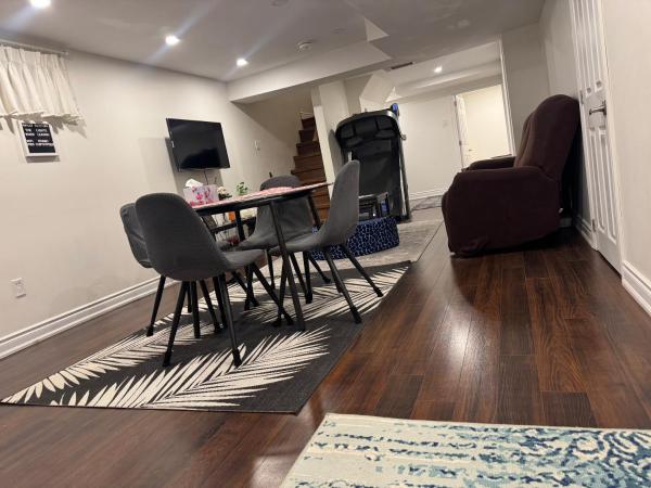 Stylish 2Bedroom Basement Suite in Oakwood Village, Забронировать  Торонто Greater Toronto Area