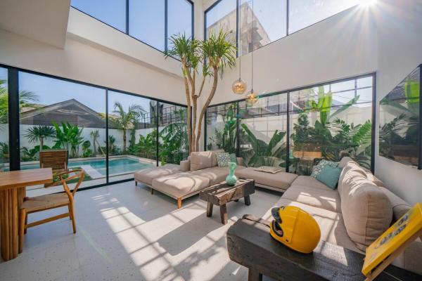 Luxury 4BR Villa Private Pool & Sea Horizon, Забронировать  Отели провинции Бали с парковкой, Парковка