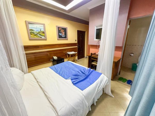 Royal Mini Inn, Забронировать  Отели Tharaka Nithi с бассейном, Бассейн