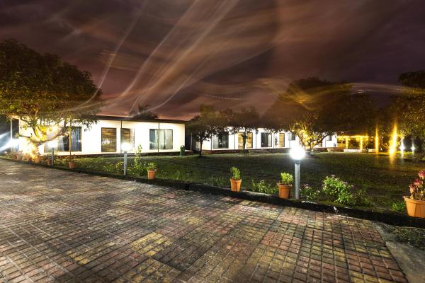 Arbor Resort Karjat, Забронировать  Отели штата Махараштры с бассейном, Бассейн