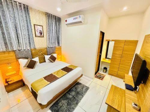 HOTEL SUN town, Забронировать  Ахмадабад штат Гуджарат