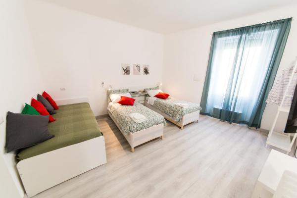 Arianna\s guest house affittacamere, Забронировать  Отели Рима с парковкой, рядом с Площадь Пьяцца-ди-Санта-Мария-ин-Трастевере, Парковка