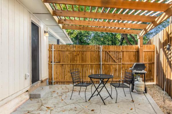 2bd 1bth Newly Renovated Home near Cowboys Stadium etc, Забронировать  Отели Dallas - Fort Worth Metropolitan Area с парковкой, Парковка