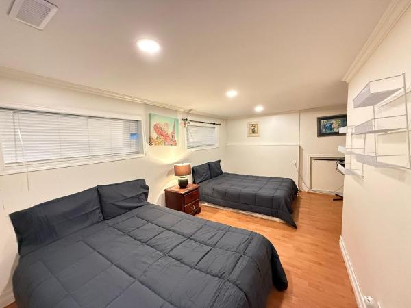 Downtown Central City Cozy Private 2 Bedroom Basement Suite - Independent Entry, Забронировать  Отели Lower Mainland British Columbia с парковкой, Парковка